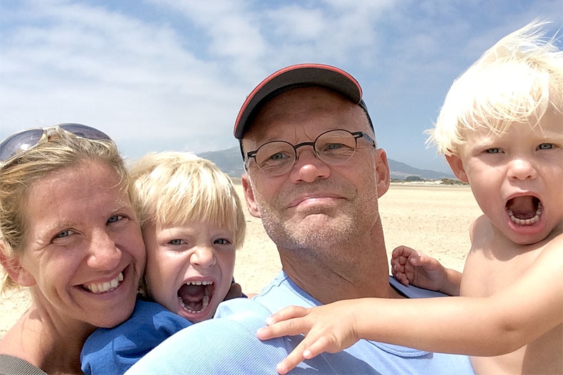 Småbarnsfamiljen Jönsson har eget boende på Costa del Sol och tillträder vid årsskiftet tjänsterna som präst och assistent i Svenska kyrkan. Foto: Privat